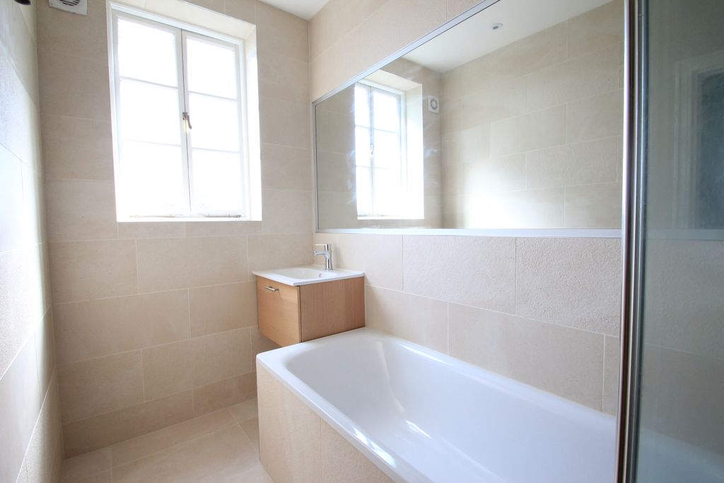 Property photo 2 of 10 Bathroom