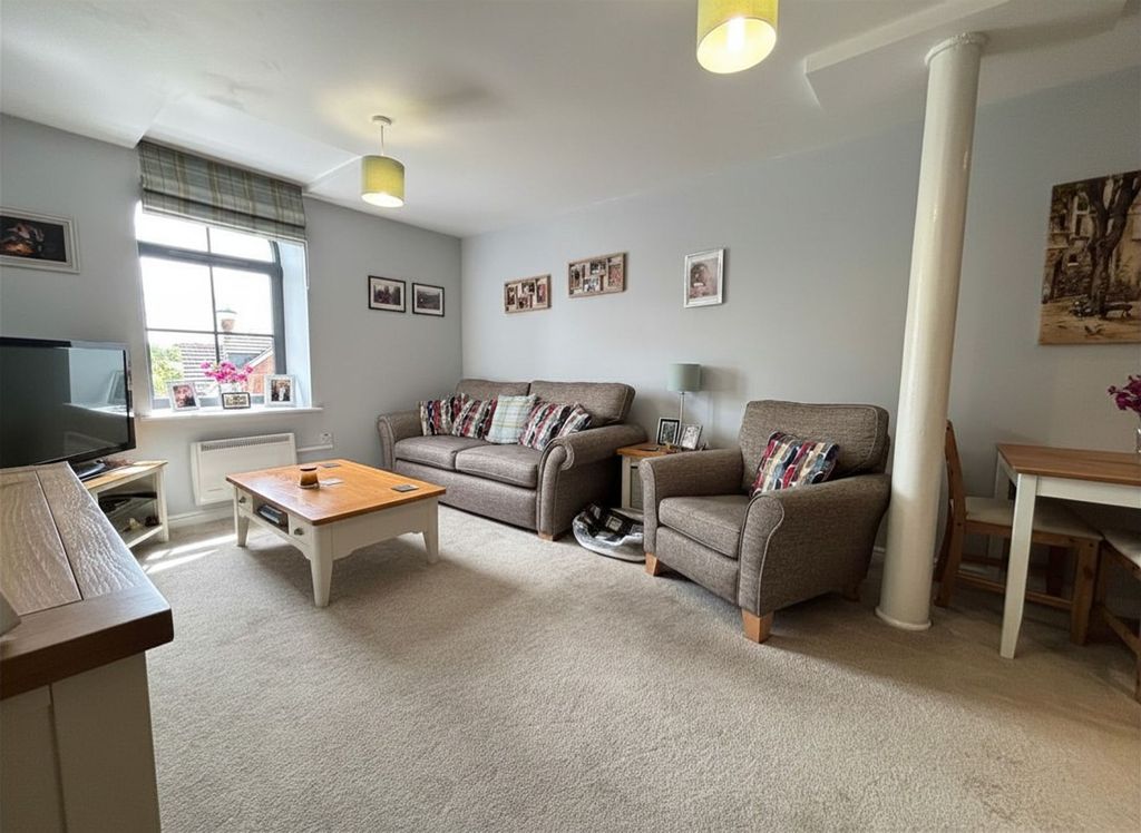 Property photo 2 of 12 Lounge