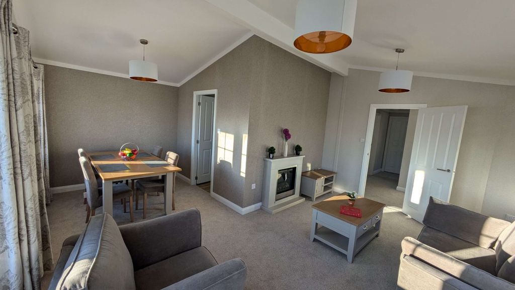 Property photo 3 of 10 Lounge.2.Jpg