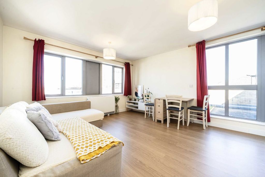 Property photo 2 of 6