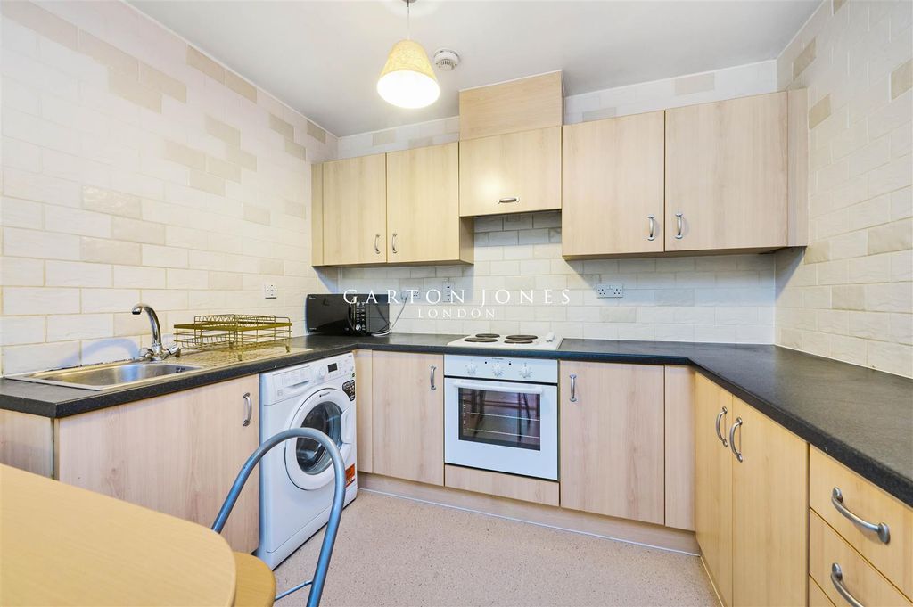 Property photo 3 of 12 Kitchen