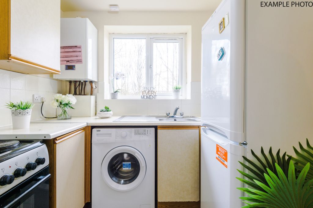 Property photo 3 of 5 82 Lloyd Mansions, Example 4