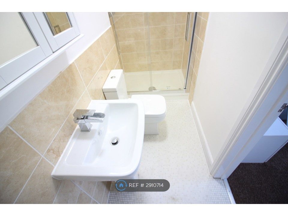 Property photo 2 of 9 Bedroom With Ensuite