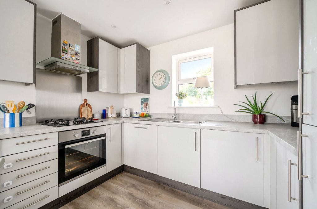 Property photo 2 of 13 1335403-16-6894Ae...