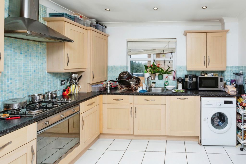 Property photo 3 of 8 Kitchen