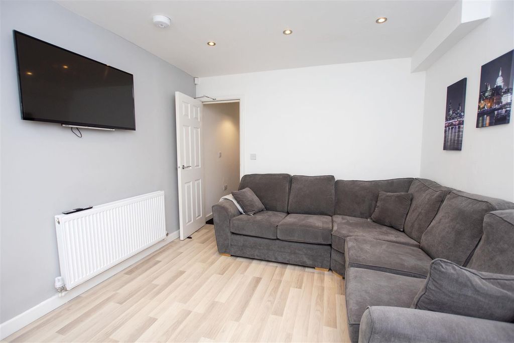 Property photo 1 of 14 Approach