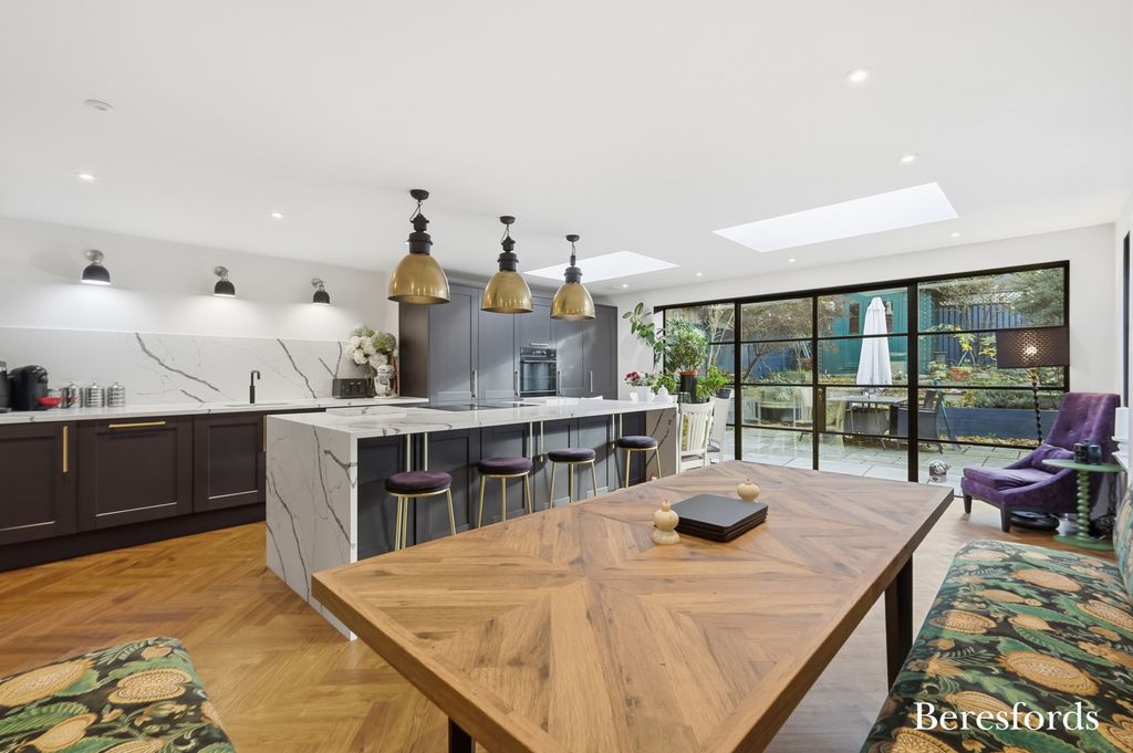 Property photo 2 of 18 Picture No. 11