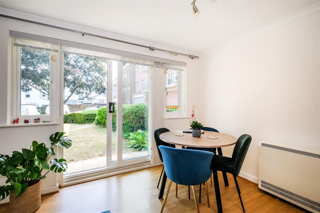 Property photo 3 of 27 32 Clementine Walk-16.Jpg