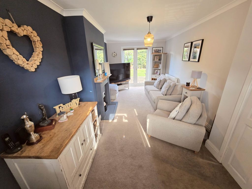 Property photo 3 of 18 Lounge B