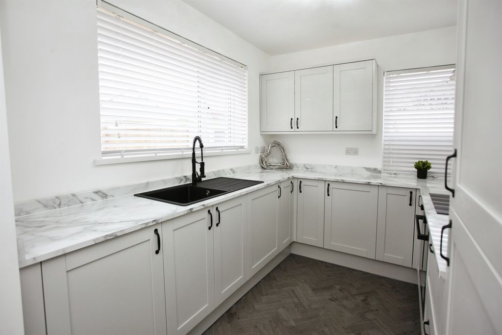 Property photo 3 of 10 Kitchen