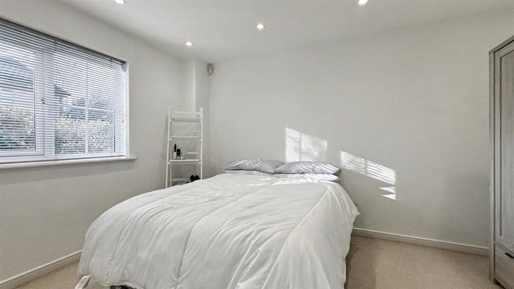 Property photo 3 of 5 Bedroom