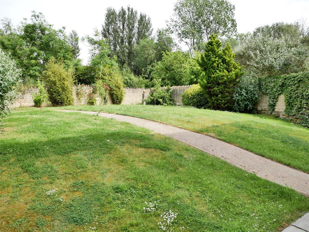 2 bed flat for saleLake View, Calne SN11 photo 5