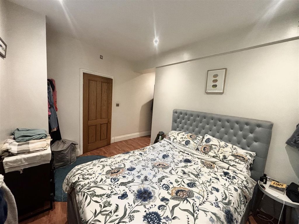 Property photo 3 of 6 Double Bedroom