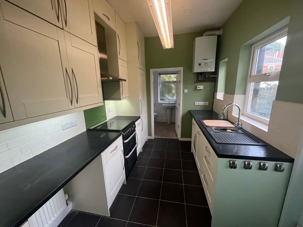 Property photo 2 of 10 Kitchen