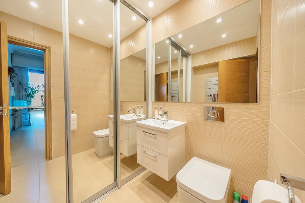 Property photo 2 of 19 Bathroom