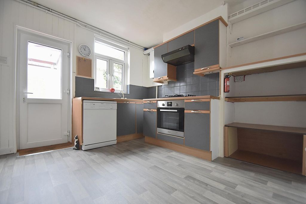 Property photo 3 of 11 Kitchen