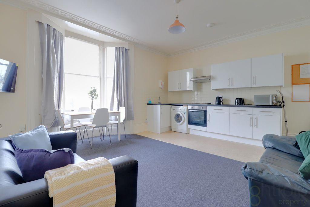 Property photo 1 of 15 Living Room/Kitchen