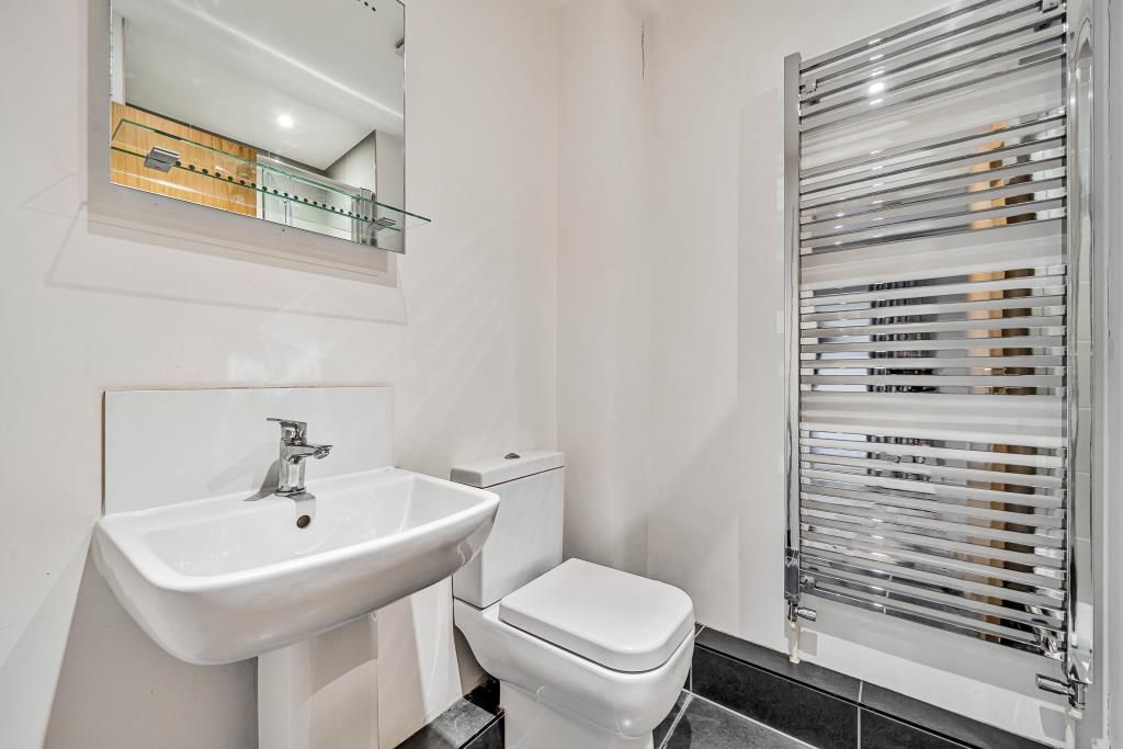 Property photo 2 of 10 Bathroom