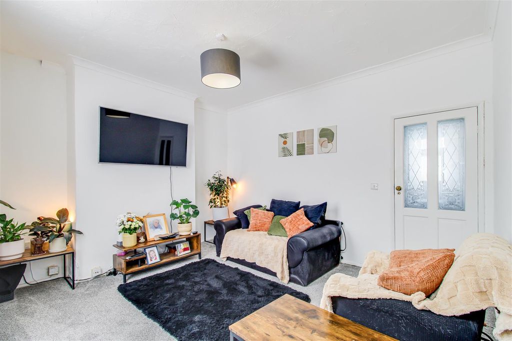 Property photo 1 of 10 Living Room