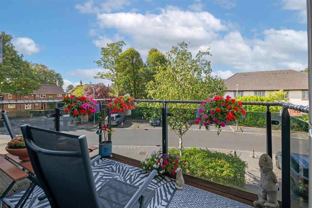 Property photo 3 of 8 10 Russell Square Externals-2.Jpg
