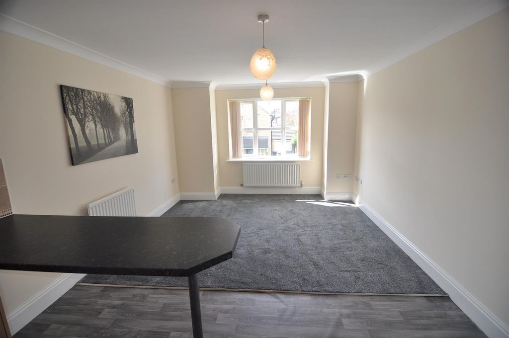 Property photo 2 of 8 Lounge