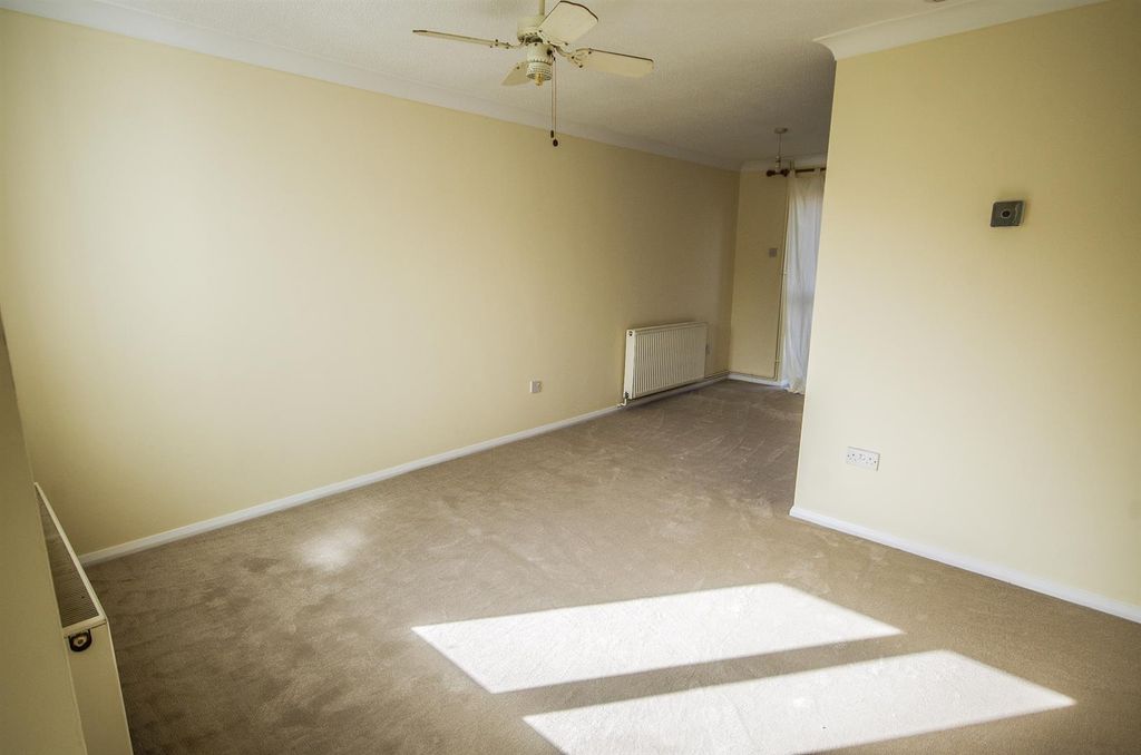 Property photo 2 of 10 Living Room