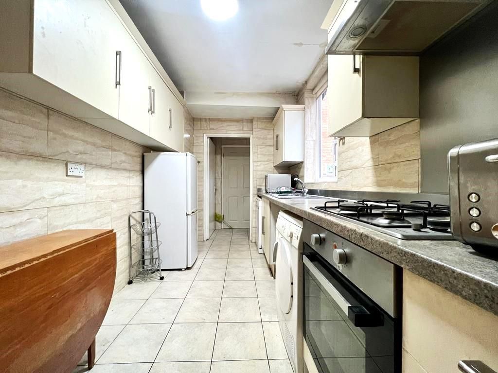 Property photo 3 of 10 Kitchen