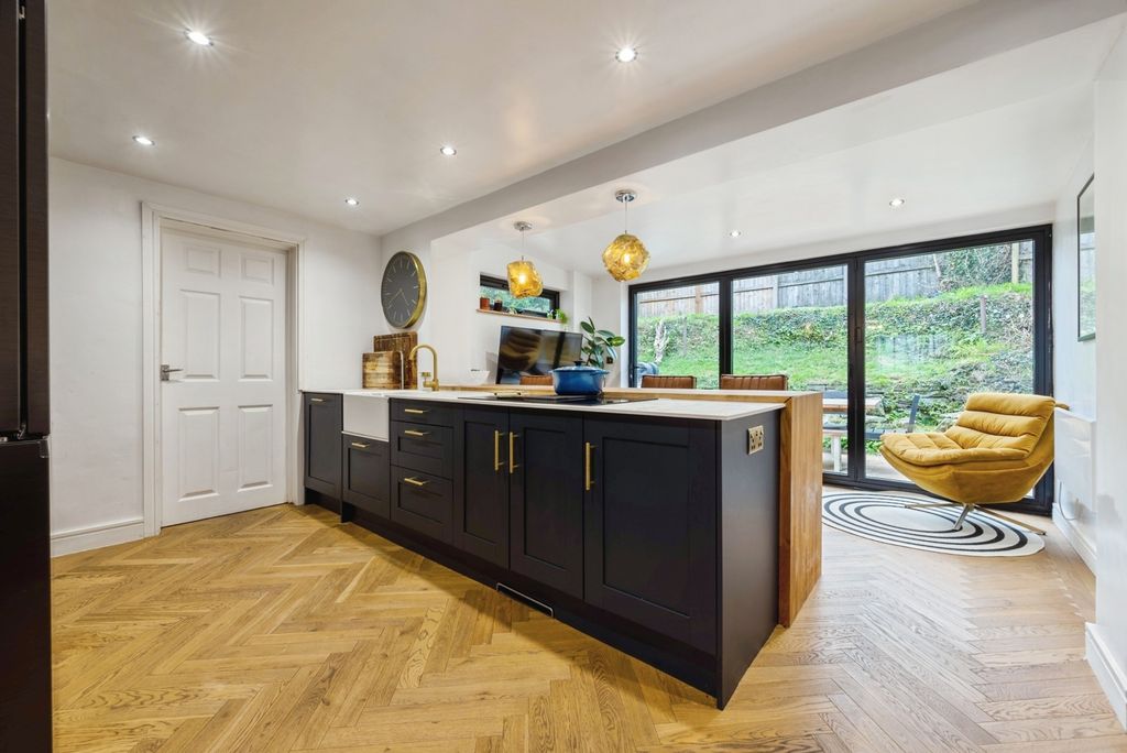 Property photo 3 of 17 Photo