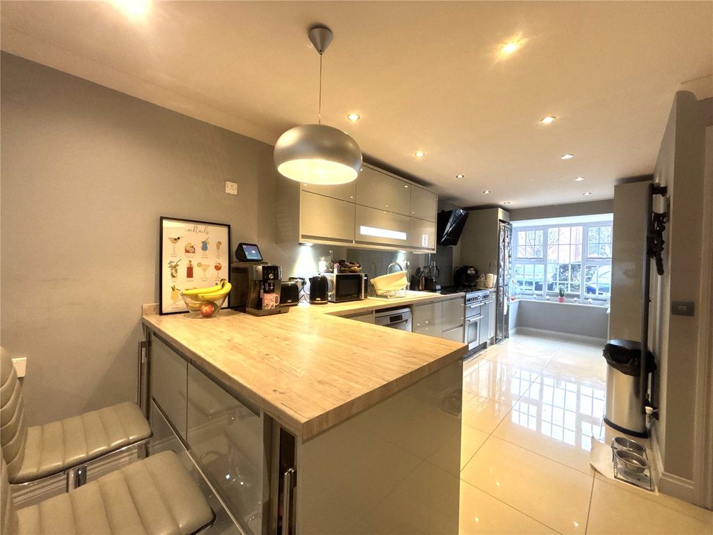 Property photo 3 of 11 Kitchen