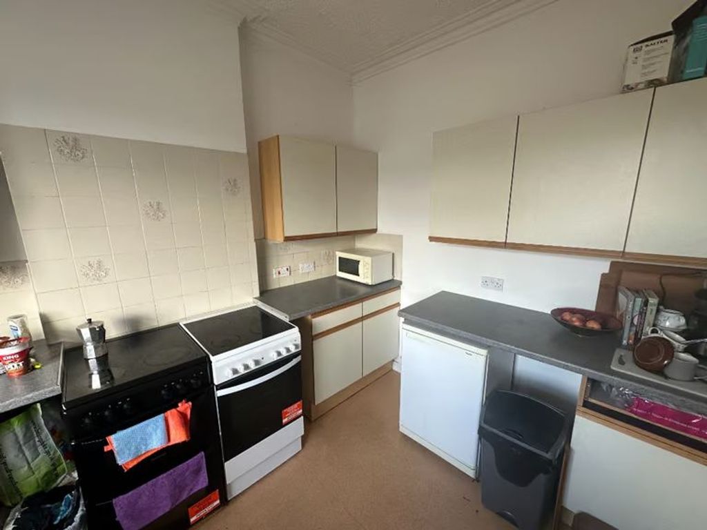 Property photo 3 of 4 A Tidy And Functional Kitchenette With Modern Appl...