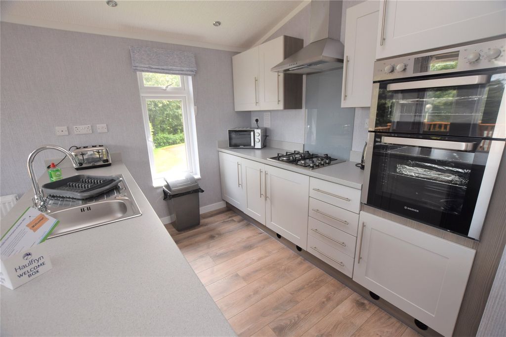 Property photo 3 of 14 Kitchen