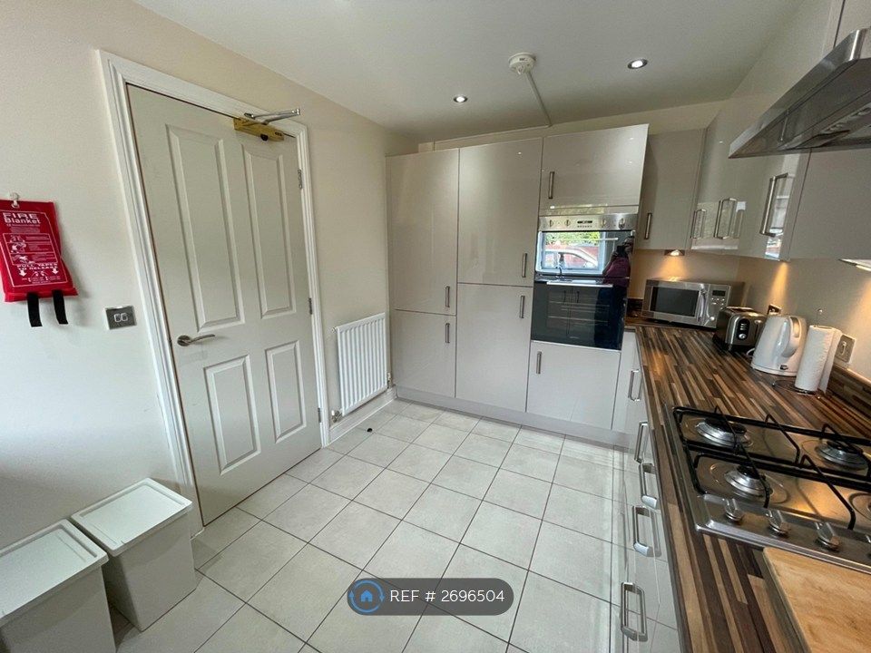 Property photo 3 of 16 Kitchen