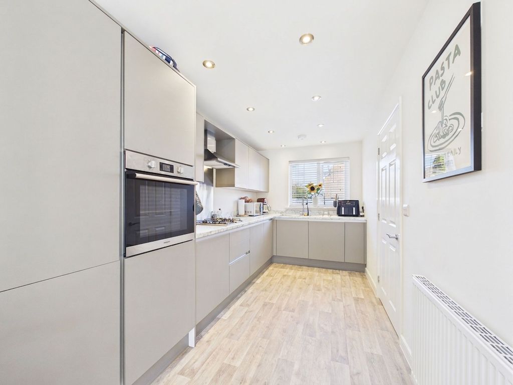 Property photo 3 of 19 Kitchen