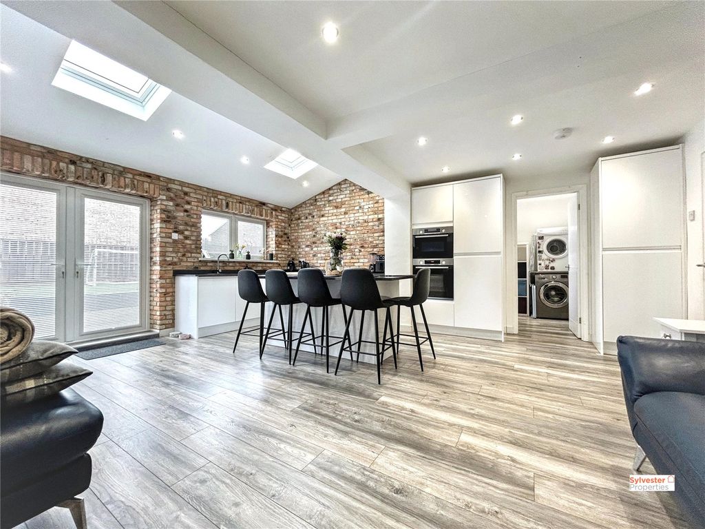 Property photo 2 of 27 Picture No. 18