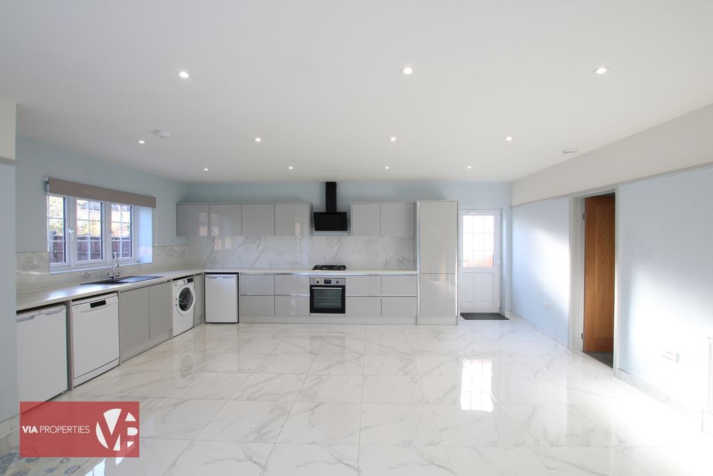 Property photo 2 of 15 Photo 11