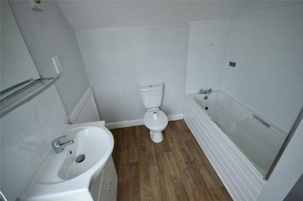 Property photo 2 of 8 Picture No. 32