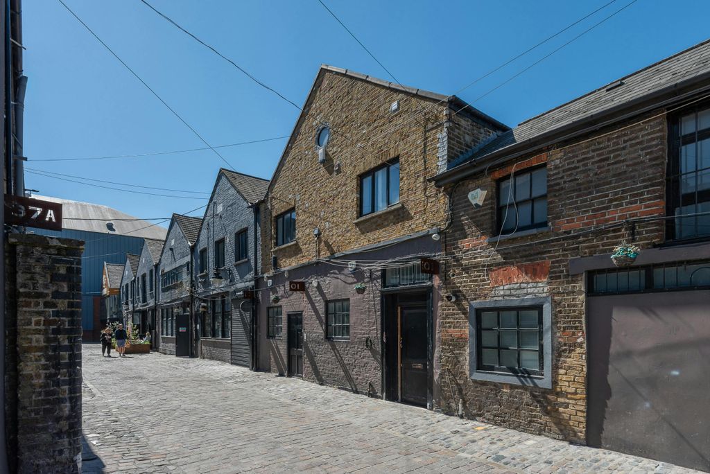 Property photo 3 of 7 13-Hatherley_Mews.Jpg