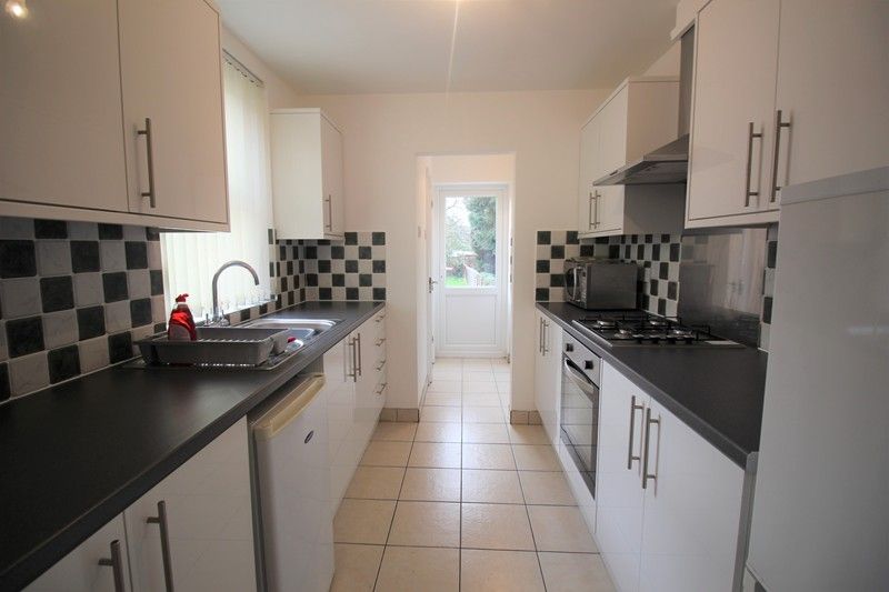 Property photo 3 of 14 Kitchen (2)