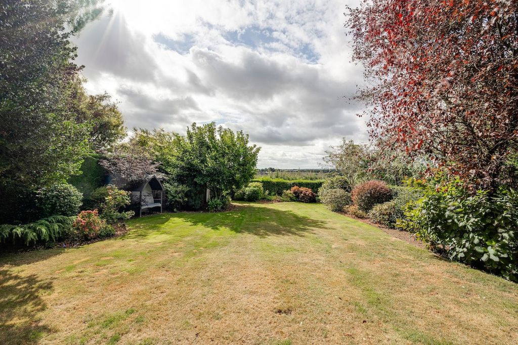 Property photo 2 of 31