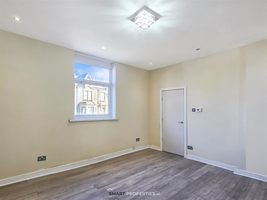 Property photo 3 of 20 Living Room