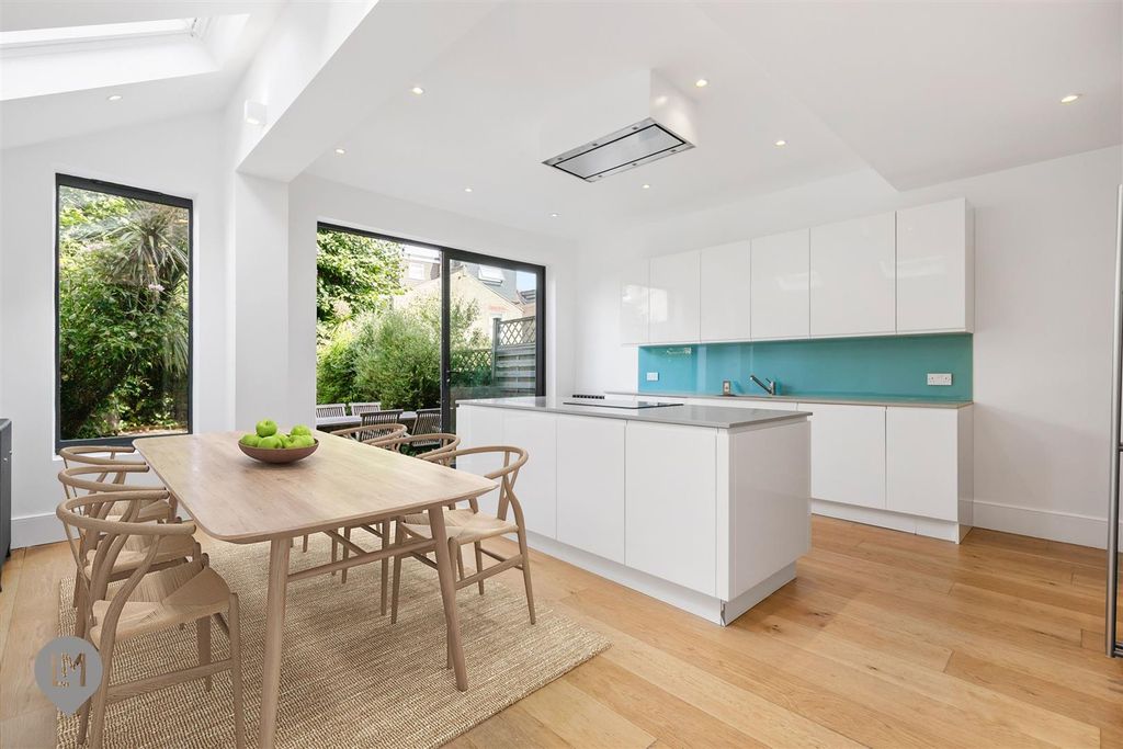 Property photo 3 of 7 Kitchen/Dining Room