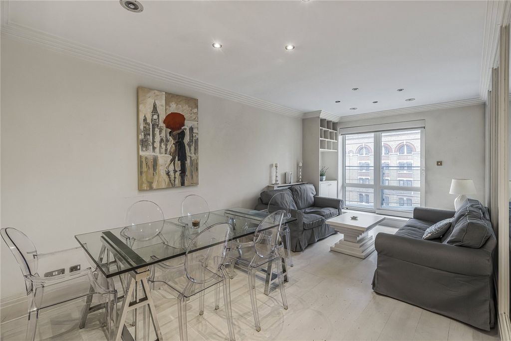 Property photo 3 of 14 Lounge