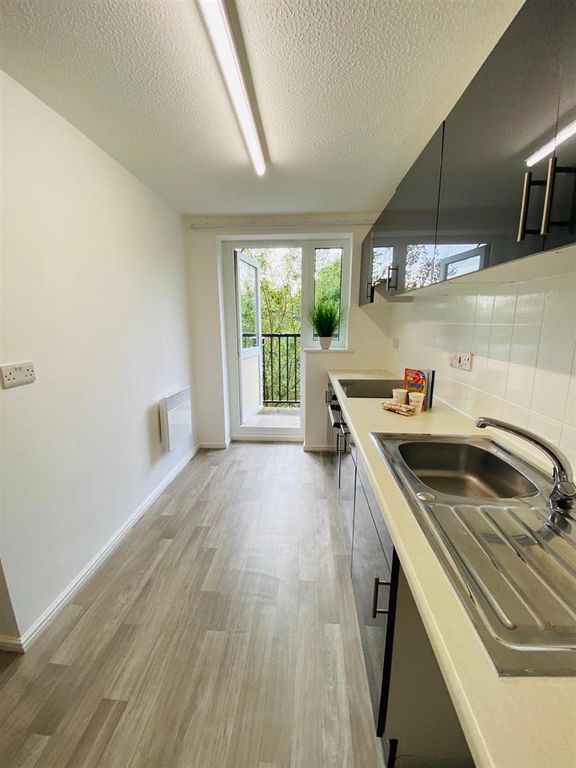 Property photo 3 of 17 Kitchen