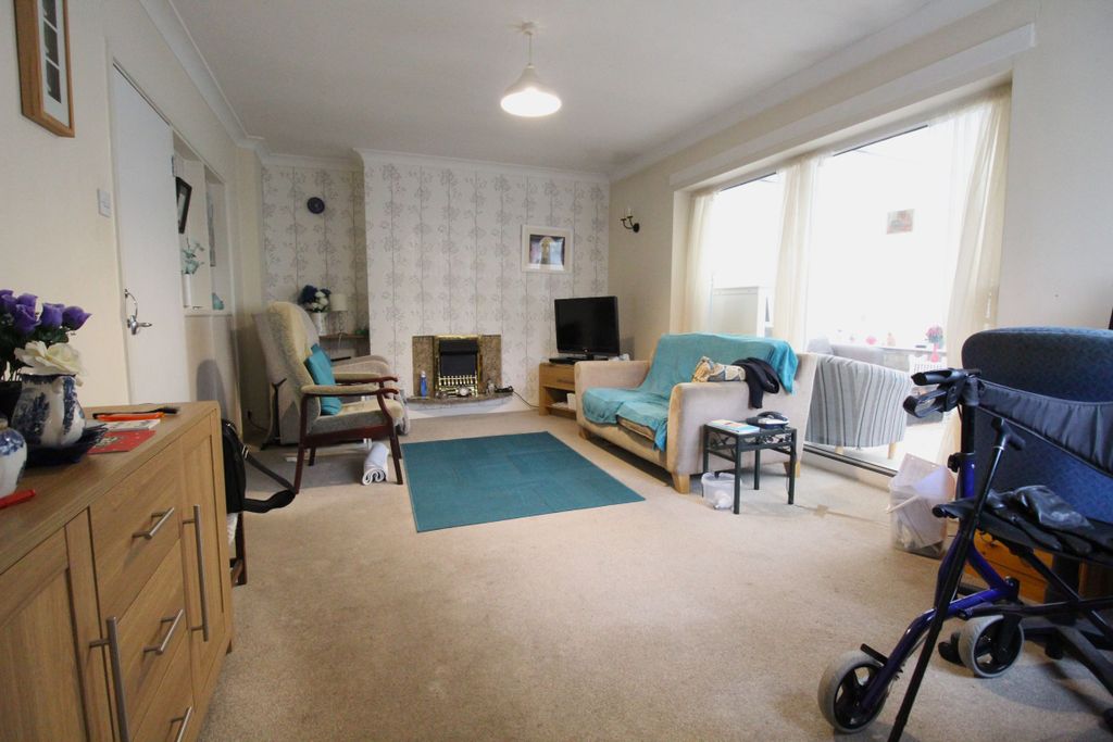 Property photo 2 of 18 Lounge