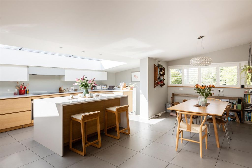 Property photo 2 of 27