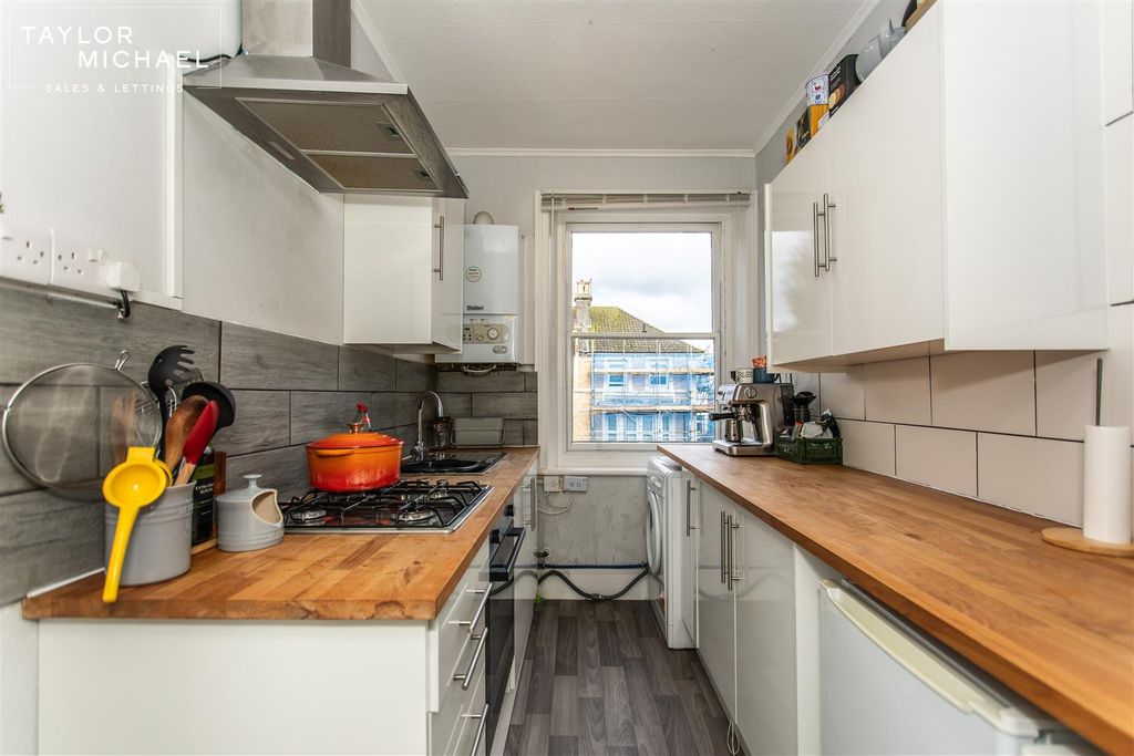 Property photo 2 of 10 Kitchen