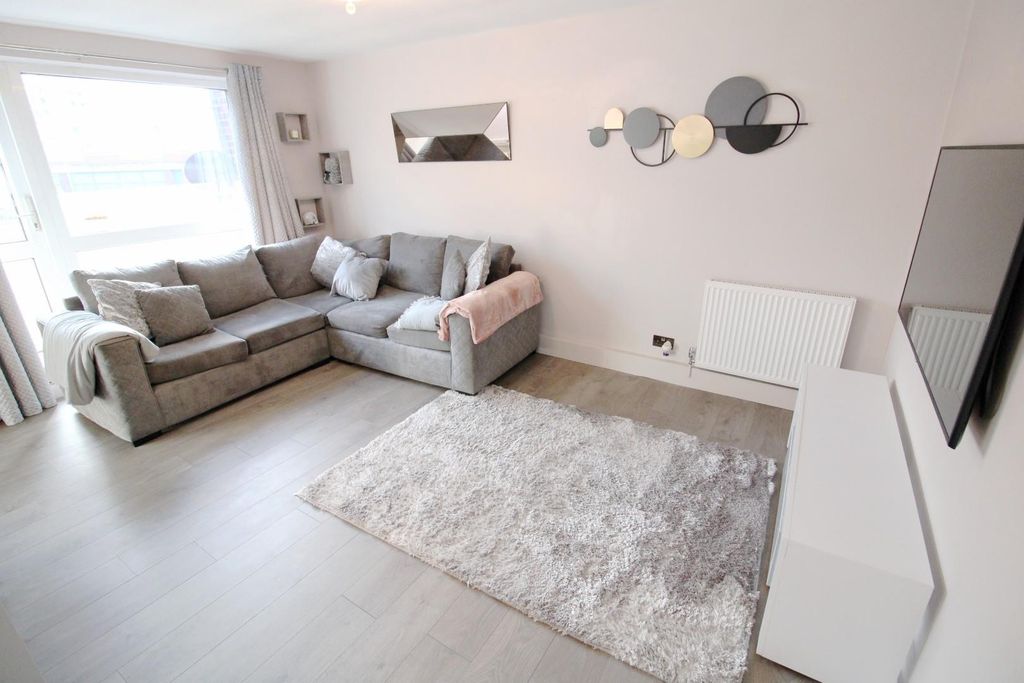 Property photo 3 of 11 Lounge