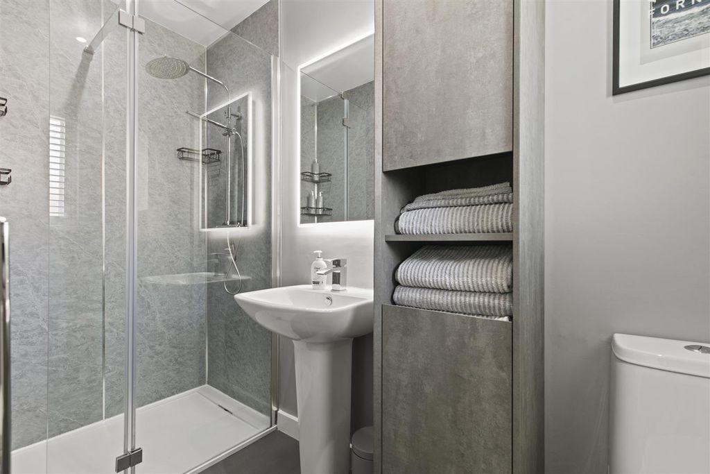 Property photo 3 of 34 En-Suite Bedroom 1