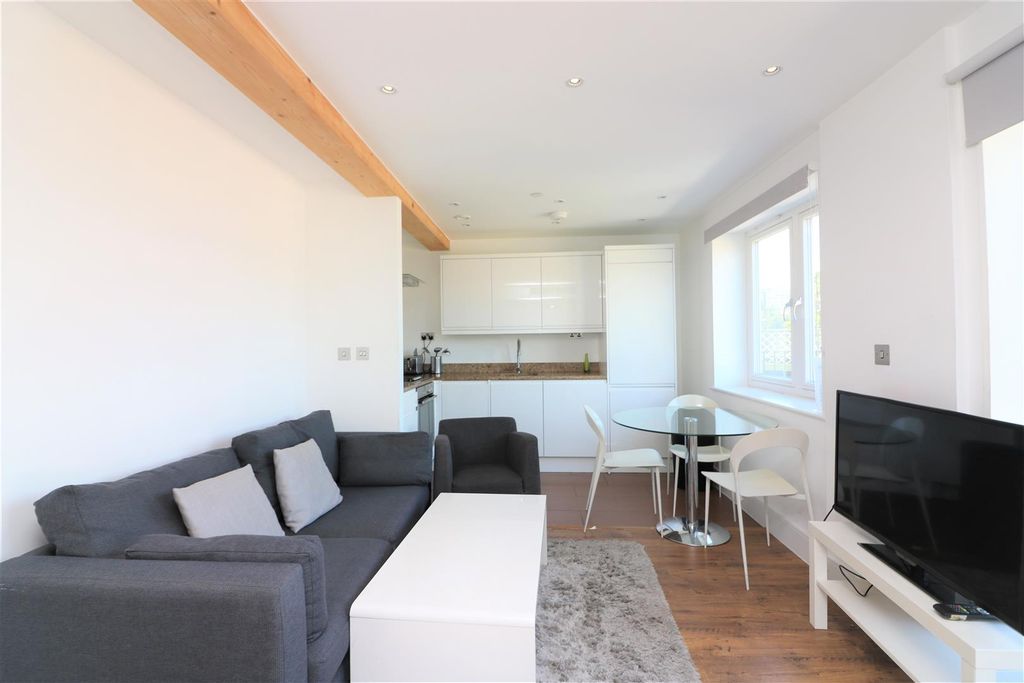 Property photo 1 of 5 Commercial Road.Jpg