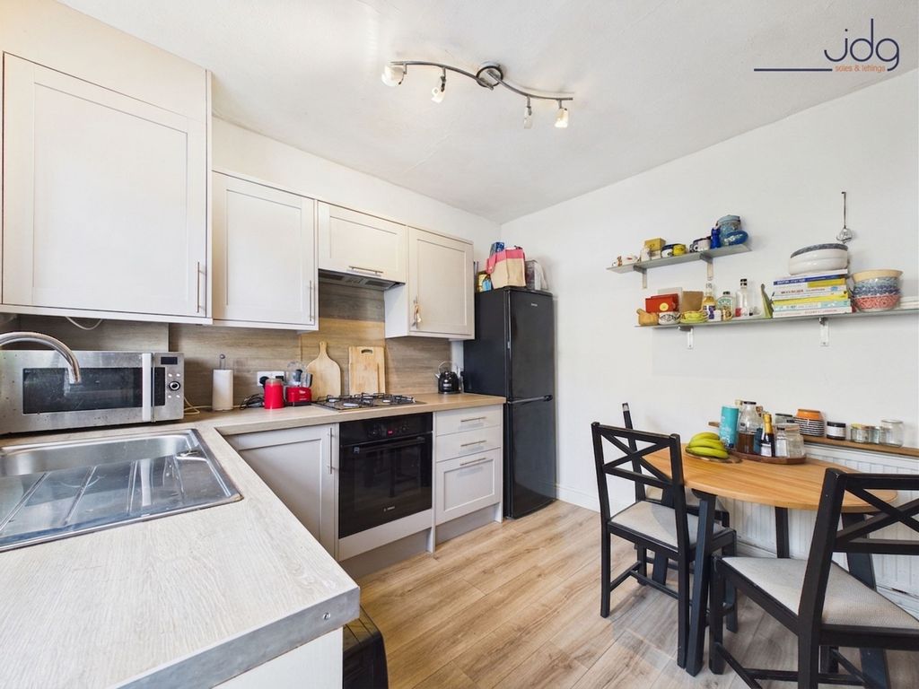 Property photo 3 of 10 Kitchen